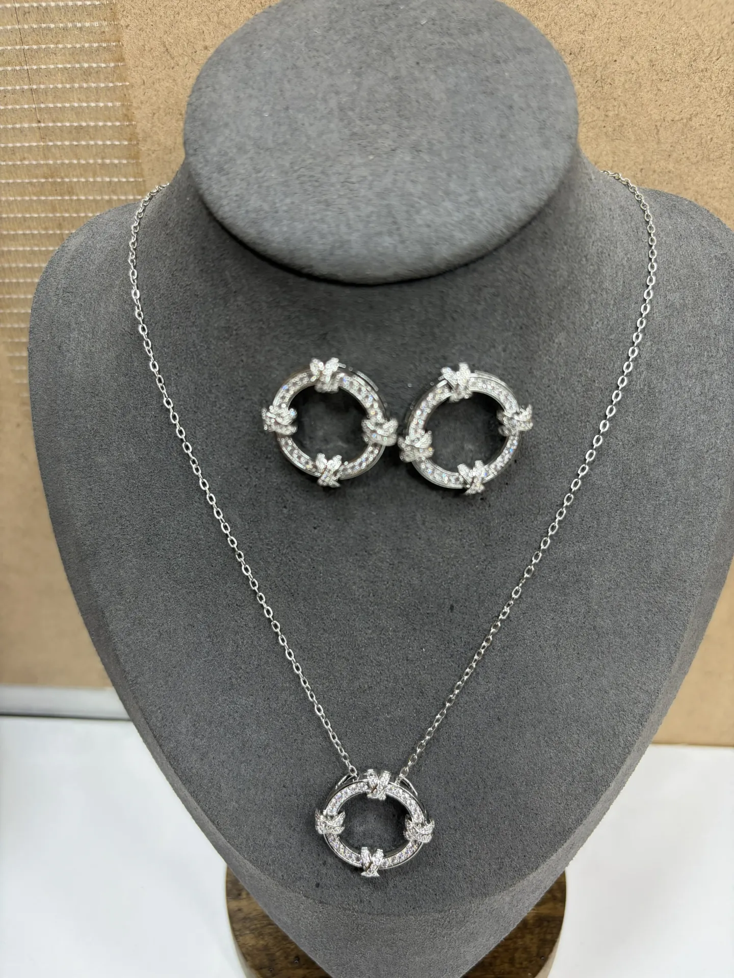 Intersecting Circle Necklace with Earrings